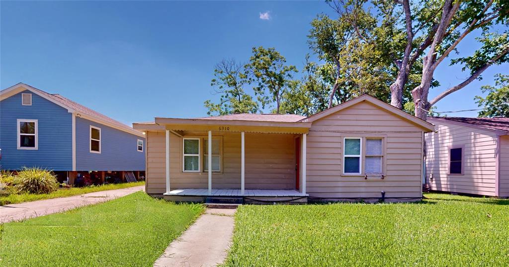 6310 Amber Drive, Hitchcock, Texas image 2