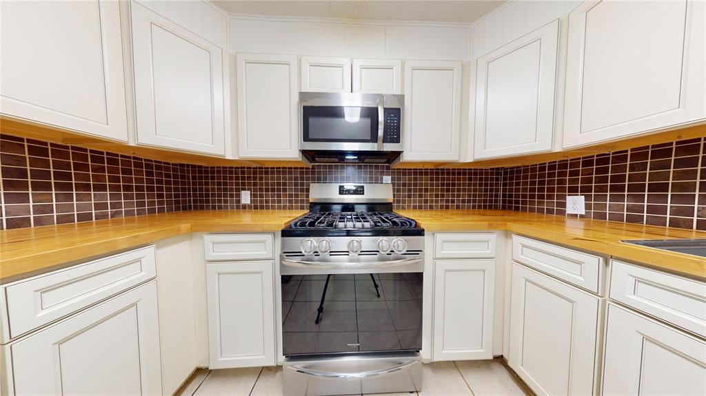 6310 Amber Drive, Hitchcock, Texas image 11
