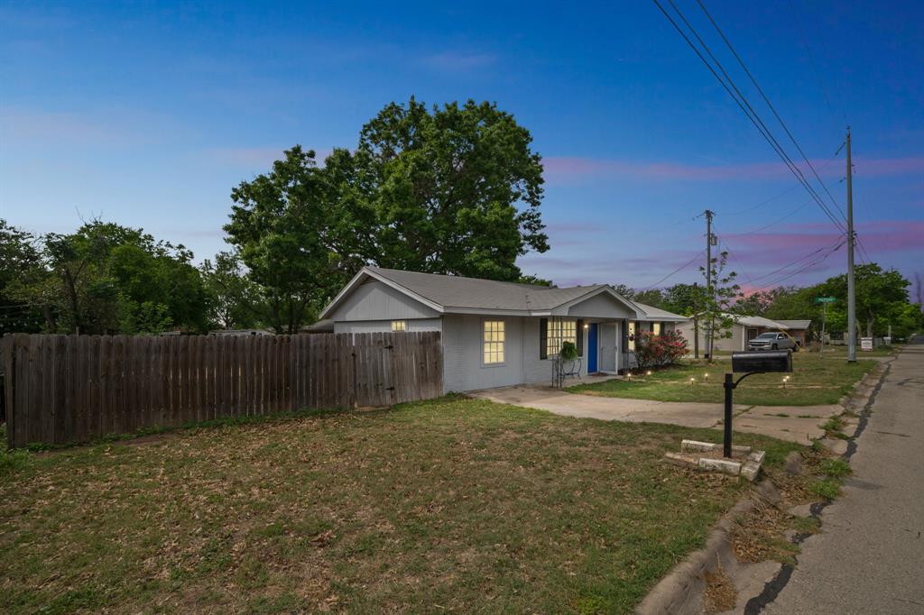 801 E Johnson Street, Burnet, Texas image 2