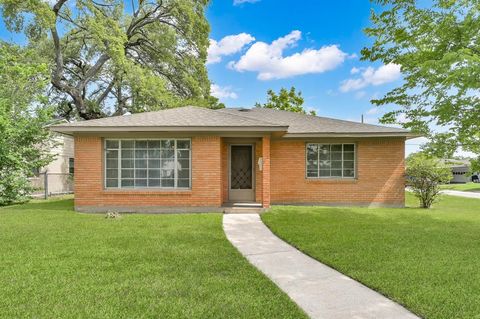 Photo of 202 West Rocky Creek Road, Houston, TX 77076 (MLS # 70914504)