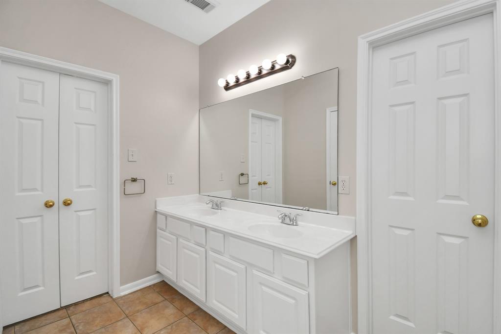 12915 Meadow Springs Drive, Pearland, Texas image 31