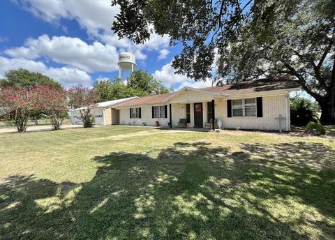 Photo of 805 S 2nd Street, Ganado, TX 77962 (MLS # 44909407)