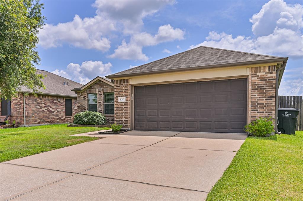 5212 Mcgrath Drive, Alvin, Texas image 2