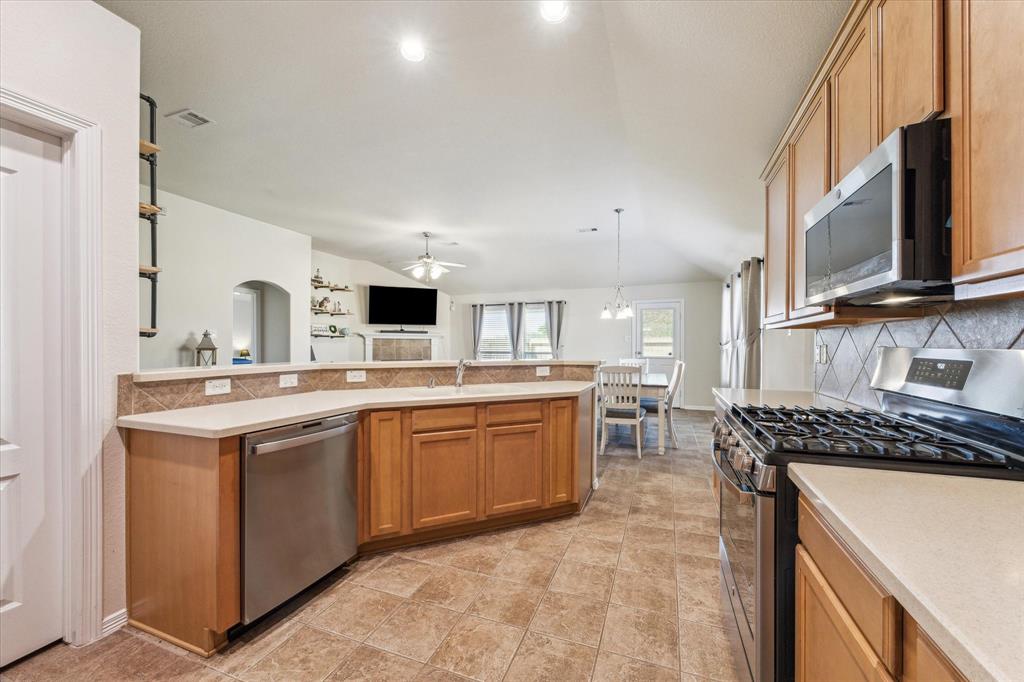 1802 Majestic Oak Drive, Pearland, Texas image 9