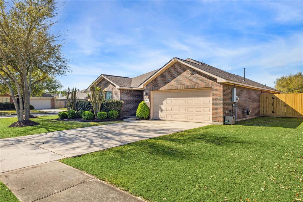 1802 Majestic Oak Drive, Pearland, Texas image 3