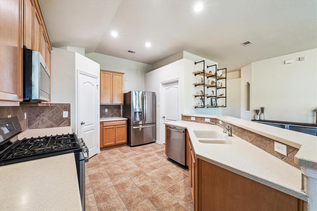 1802 Majestic Oak Drive, Pearland, Texas image 7