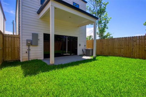 Single Family Residence in Houston TX 25 Foxshire Lane 18.jpg