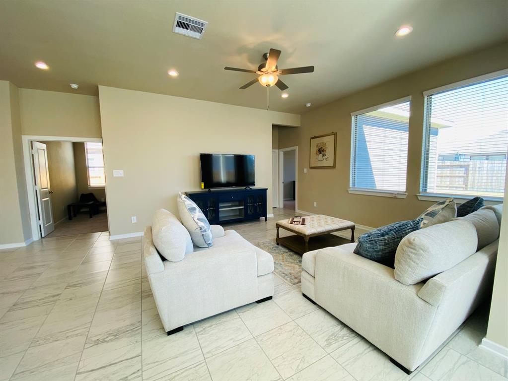 4715 Purple Fountain Drive, Rosenberg, Texas image 9