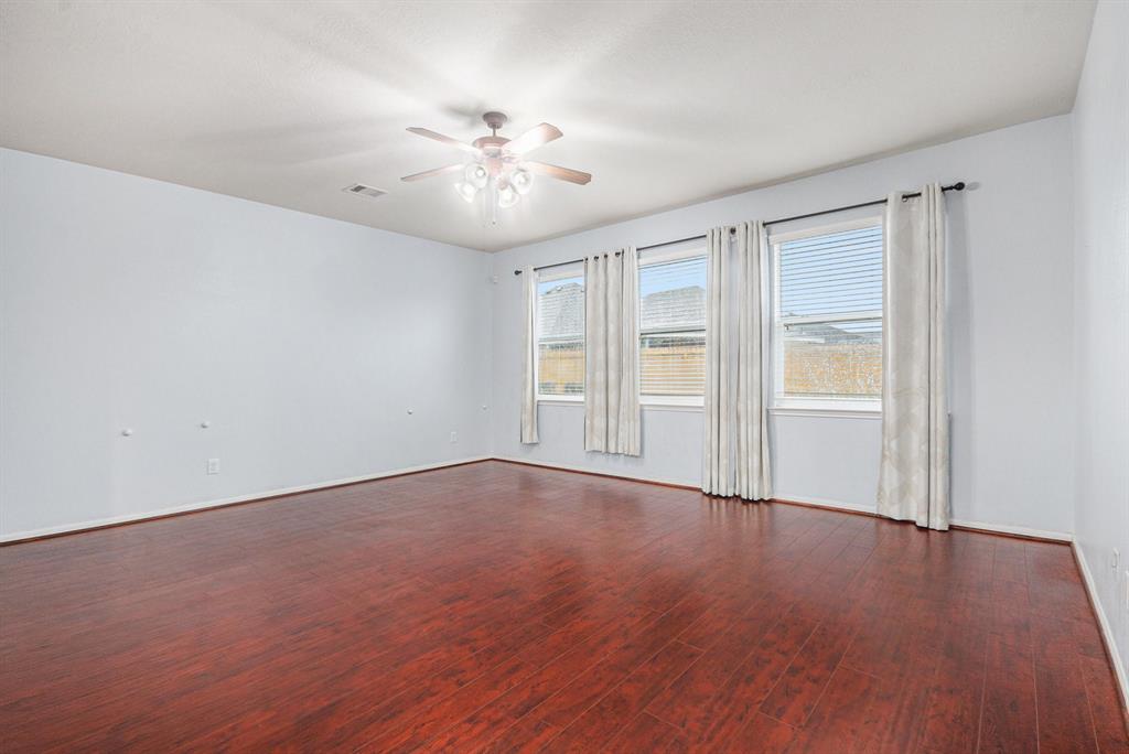 8335 Mandalay Bay Drive, Baytown, Texas image 7