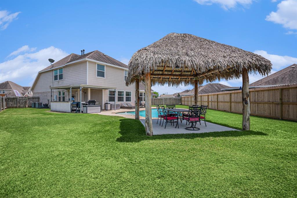8335 Mandalay Bay Drive, Baytown, Texas image 32