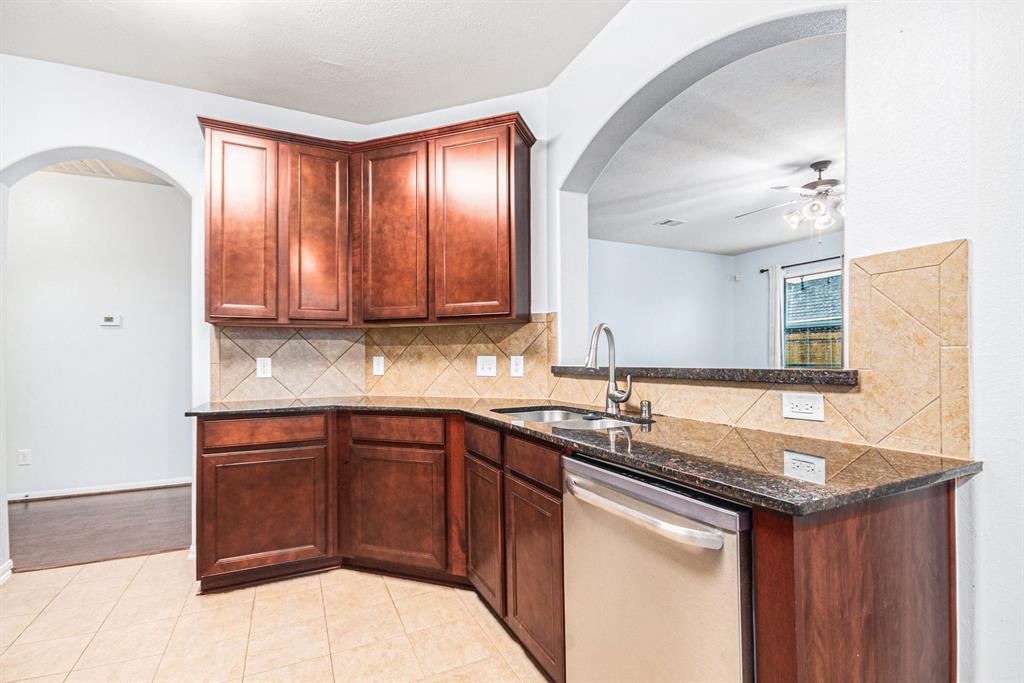 8335 Mandalay Bay Drive, Baytown, Texas image 12