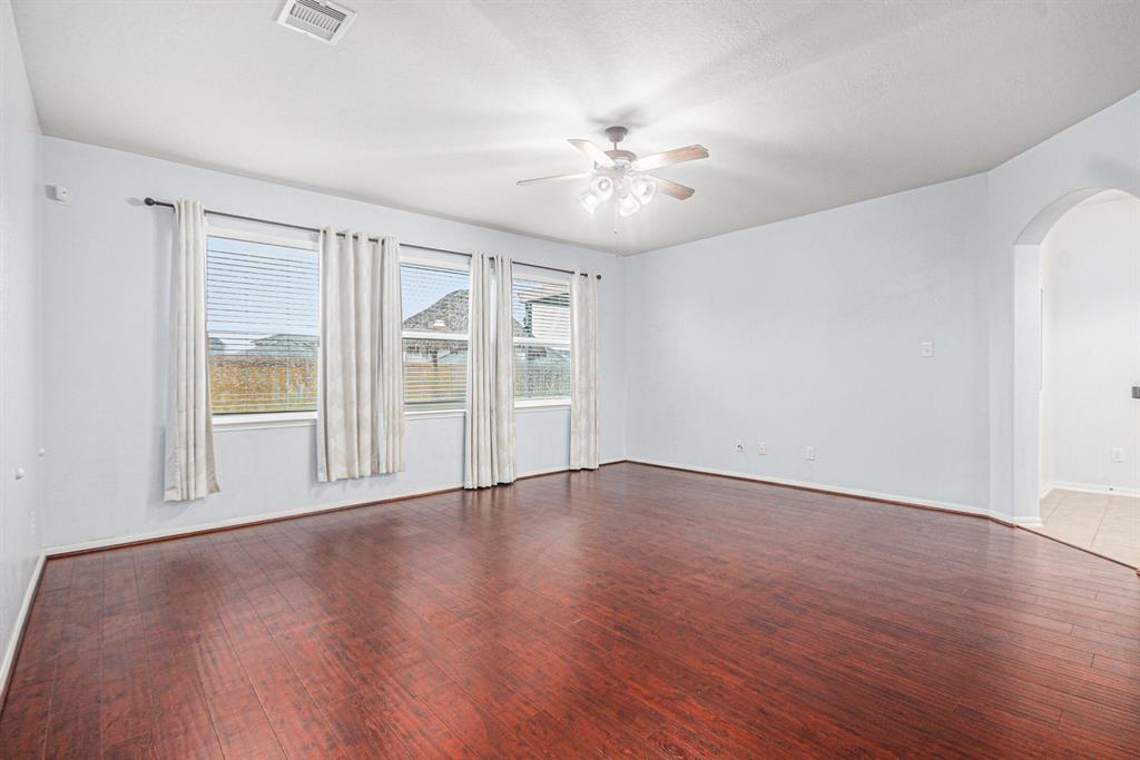 8335 Mandalay Bay Drive, Baytown, Texas image 8
