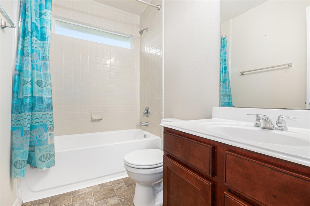 8335 Mandalay Bay Drive, Baytown, Texas image 22