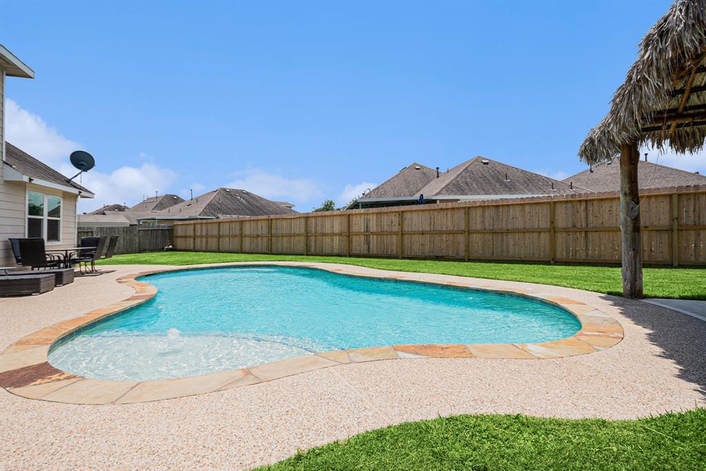 8335 Mandalay Bay Drive, Baytown, Texas image 31