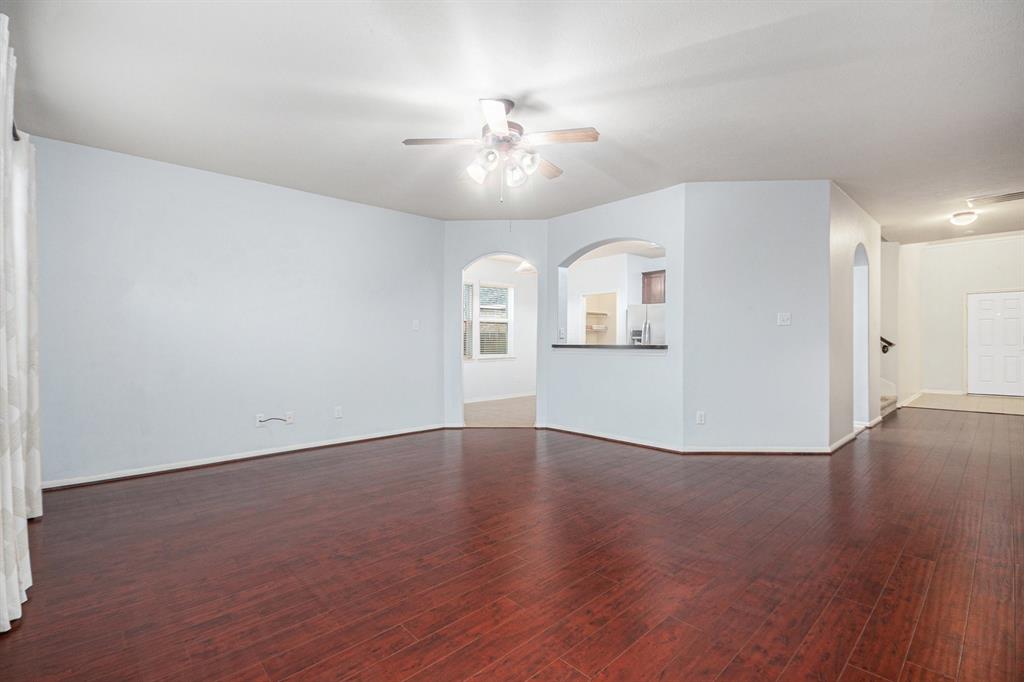 8335 Mandalay Bay Drive, Baytown, Texas image 9