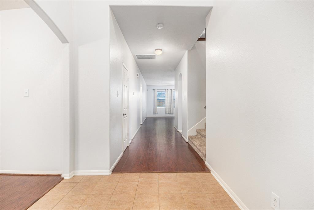 8335 Mandalay Bay Drive, Baytown, Texas image 4