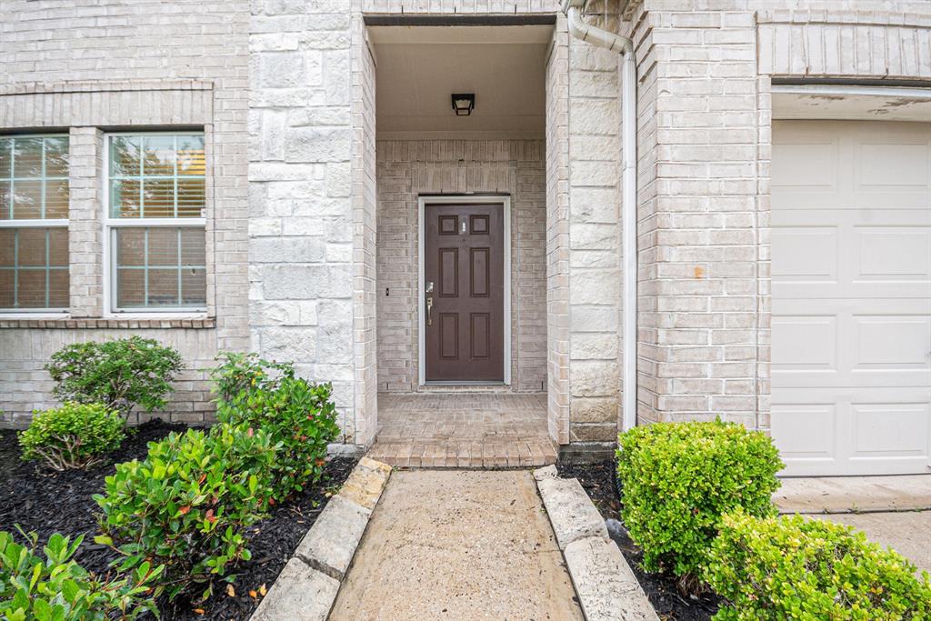 8335 Mandalay Bay Drive, Baytown, Texas image 3