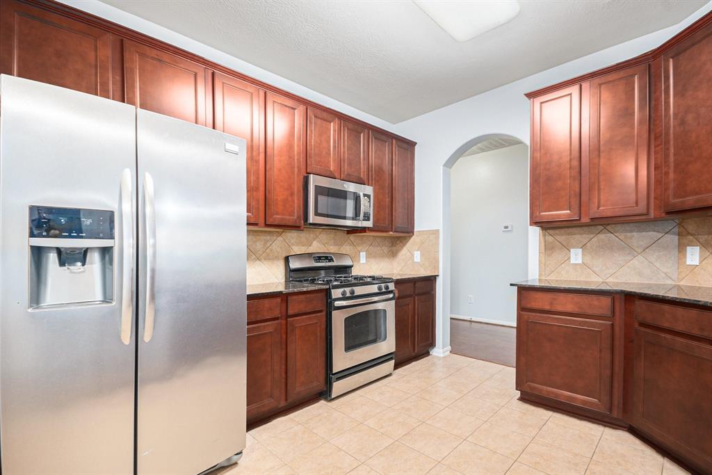 8335 Mandalay Bay Drive, Baytown, Texas image 10