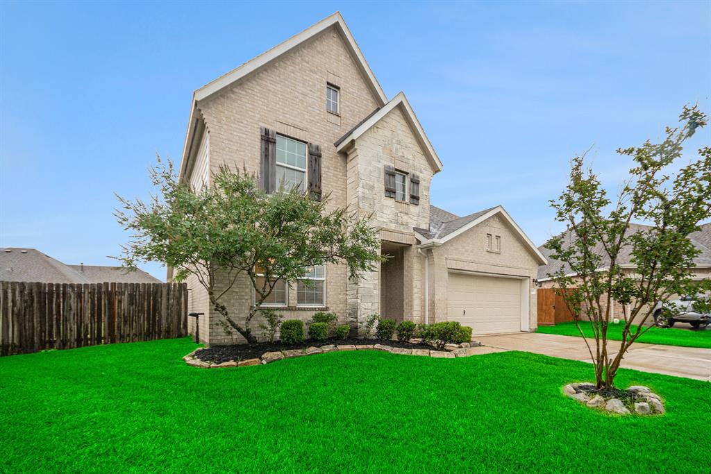 8335 Mandalay Bay Drive, Baytown, Texas image 2