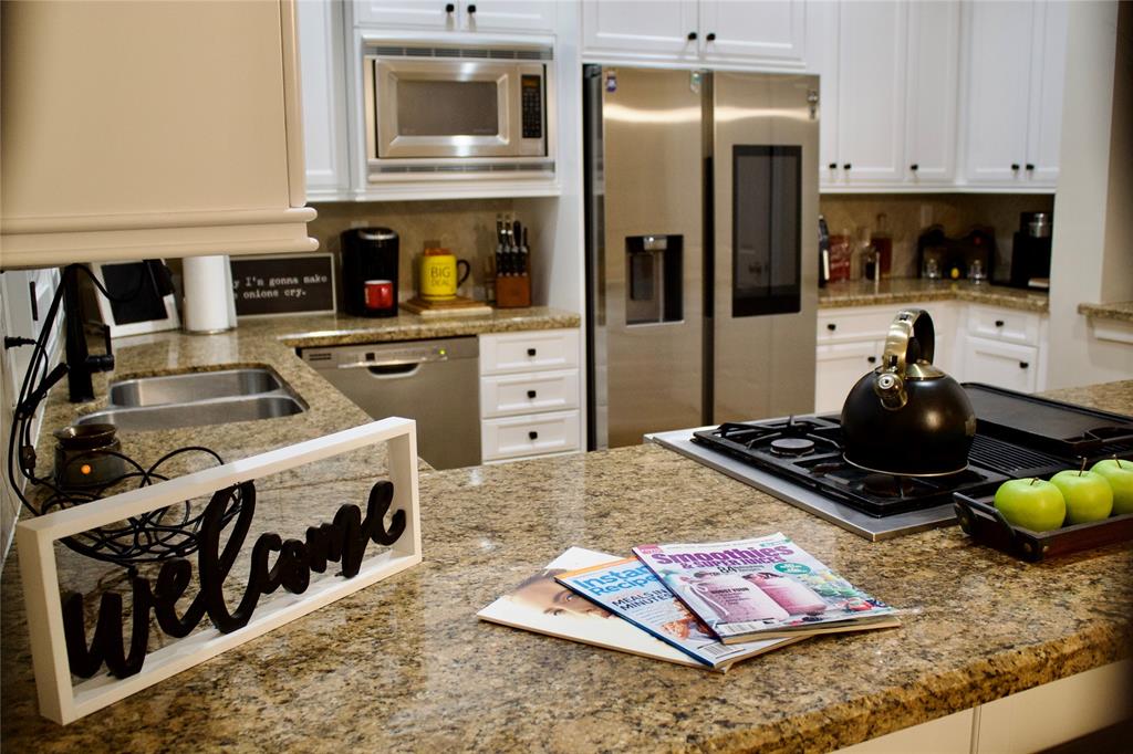 184 Oak Place Drive, Houston, Texas image 4