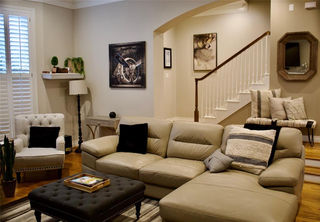 184 Oak Place Drive, Houston, Texas image 6