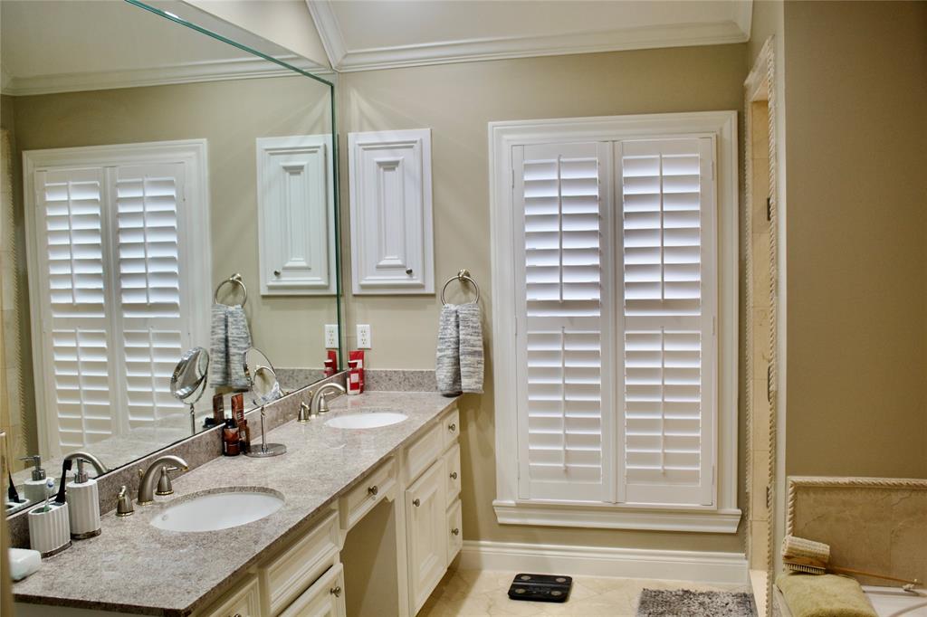 184 Oak Place Drive, Houston, Texas image 10