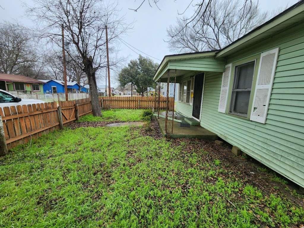 604 Juarez Street, Lockhart, Texas image 2