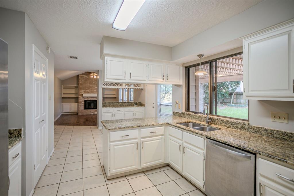 8207 Green Devon Drive, Houston, Texas image 18