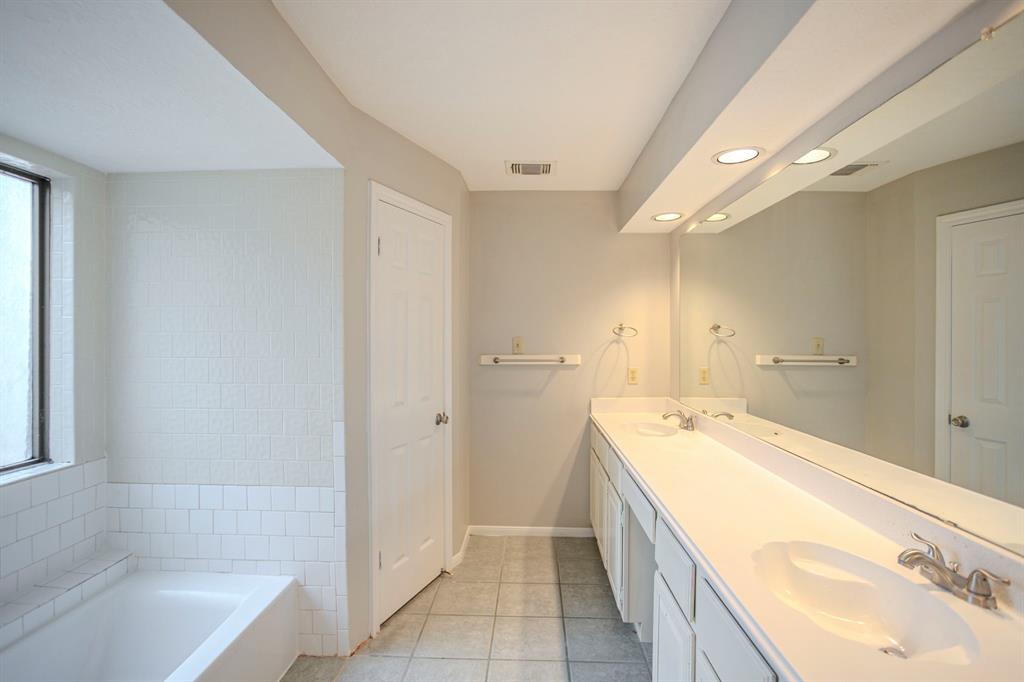 8207 Green Devon Drive, Houston, Texas image 27