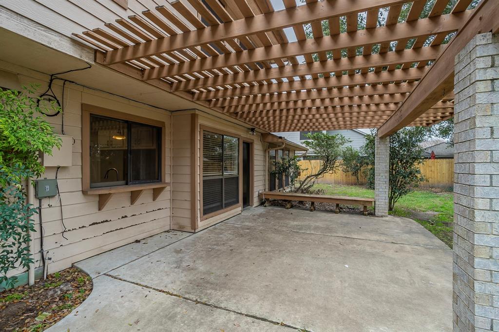 8207 Green Devon Drive, Houston, Texas image 38