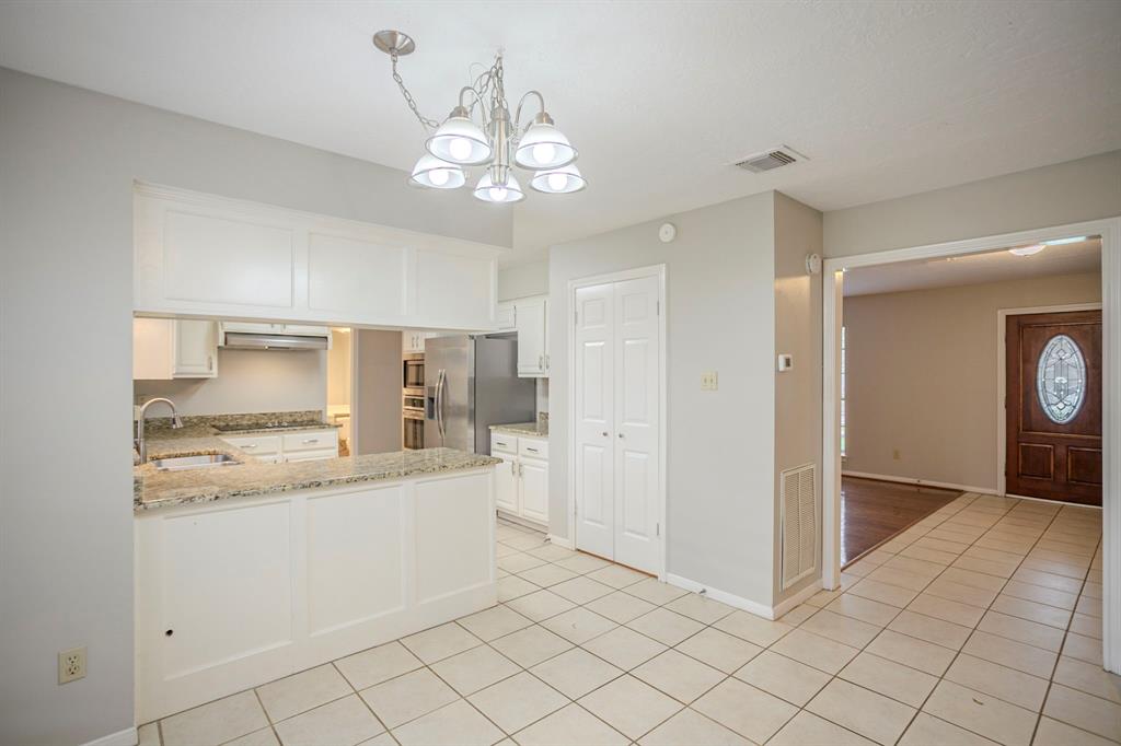 8207 Green Devon Drive, Houston, Texas image 16