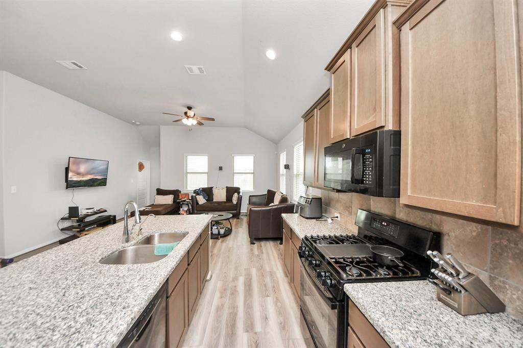 503 Thunder Cloud Drive, Baytown, Texas image 11