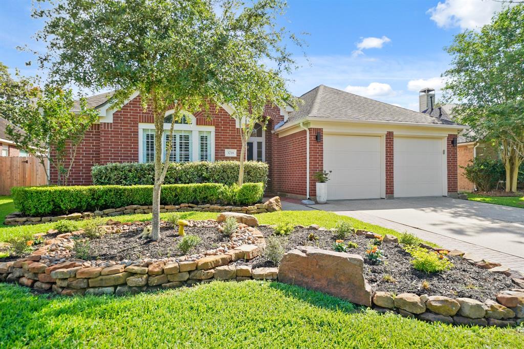 3718 Paigewood Drive, Pearland, Texas image 2