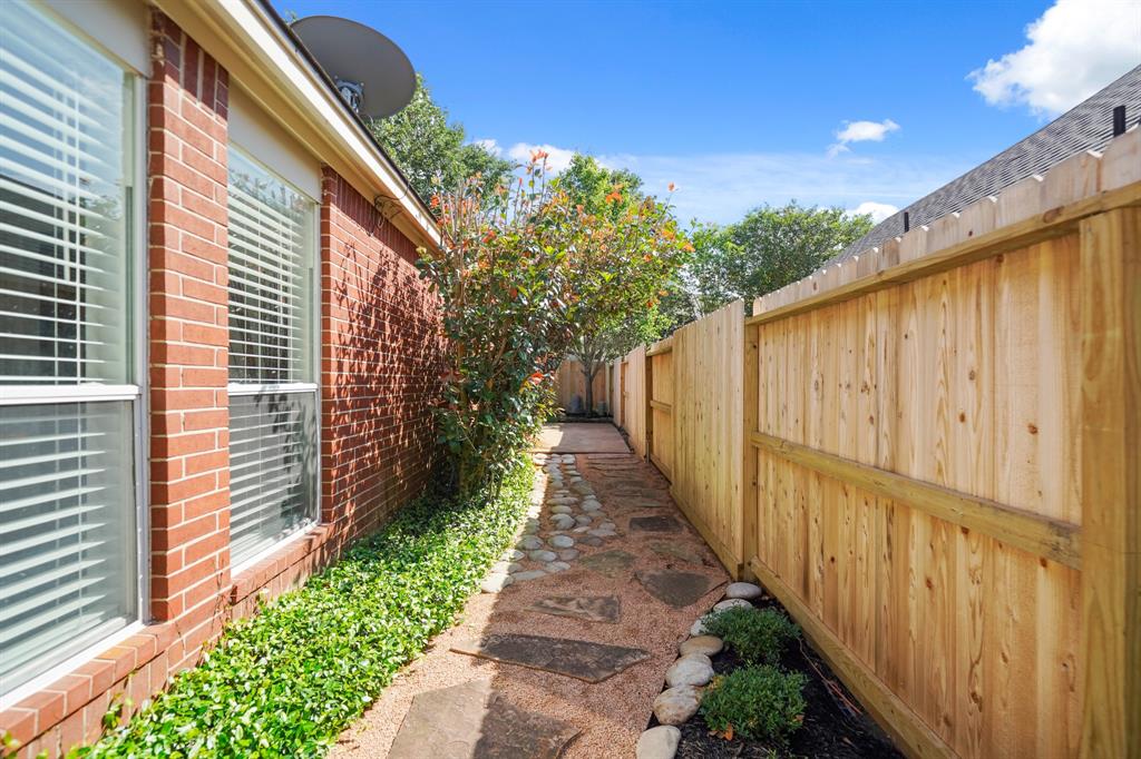 3718 Paigewood Drive, Pearland, Texas image 40