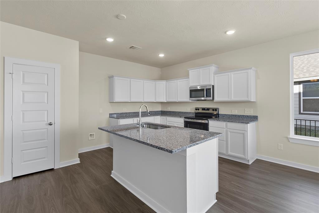 457 Shoreview Drive, Conroe, Texas image 8