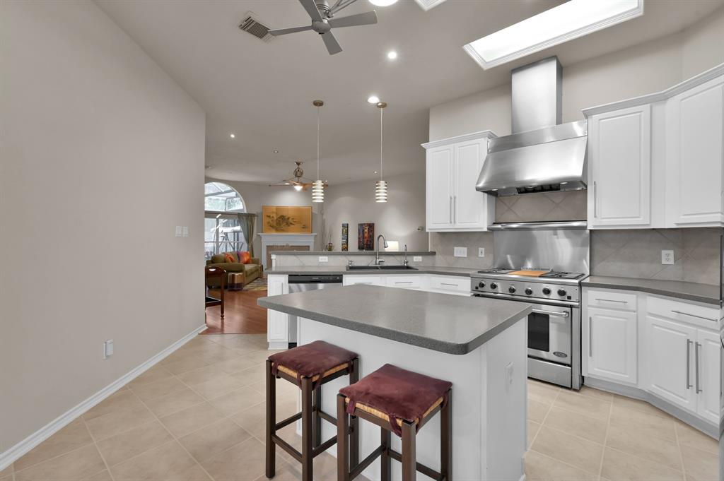 47 N Merryweather Circle, The Woodlands, Texas image 11