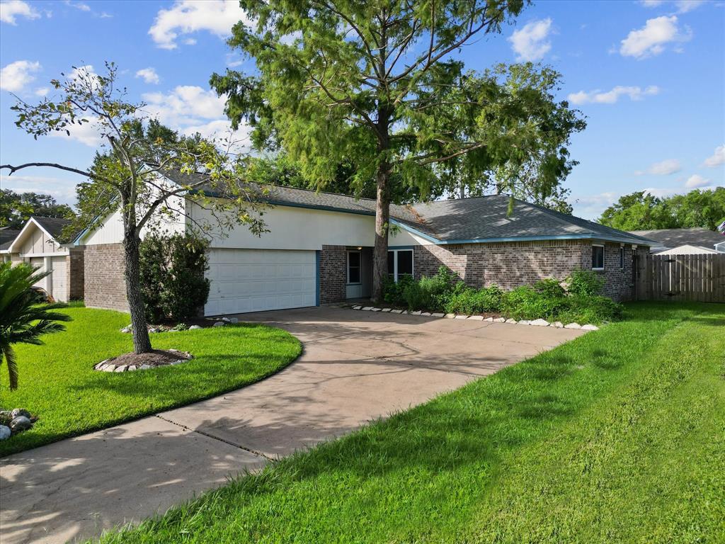 2831 Virginia Colony Drive, Webster, Texas image 1