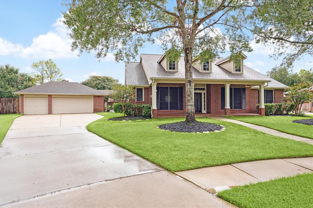2827 Love Court, Friendswood, Texas image 2