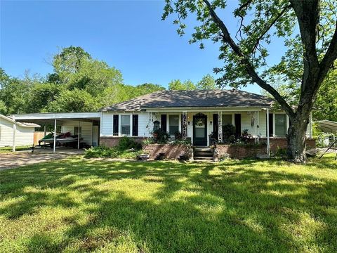 Photo of 105 Blackstone Dr, White Oak, TX 75693 (MLS # 2493868)