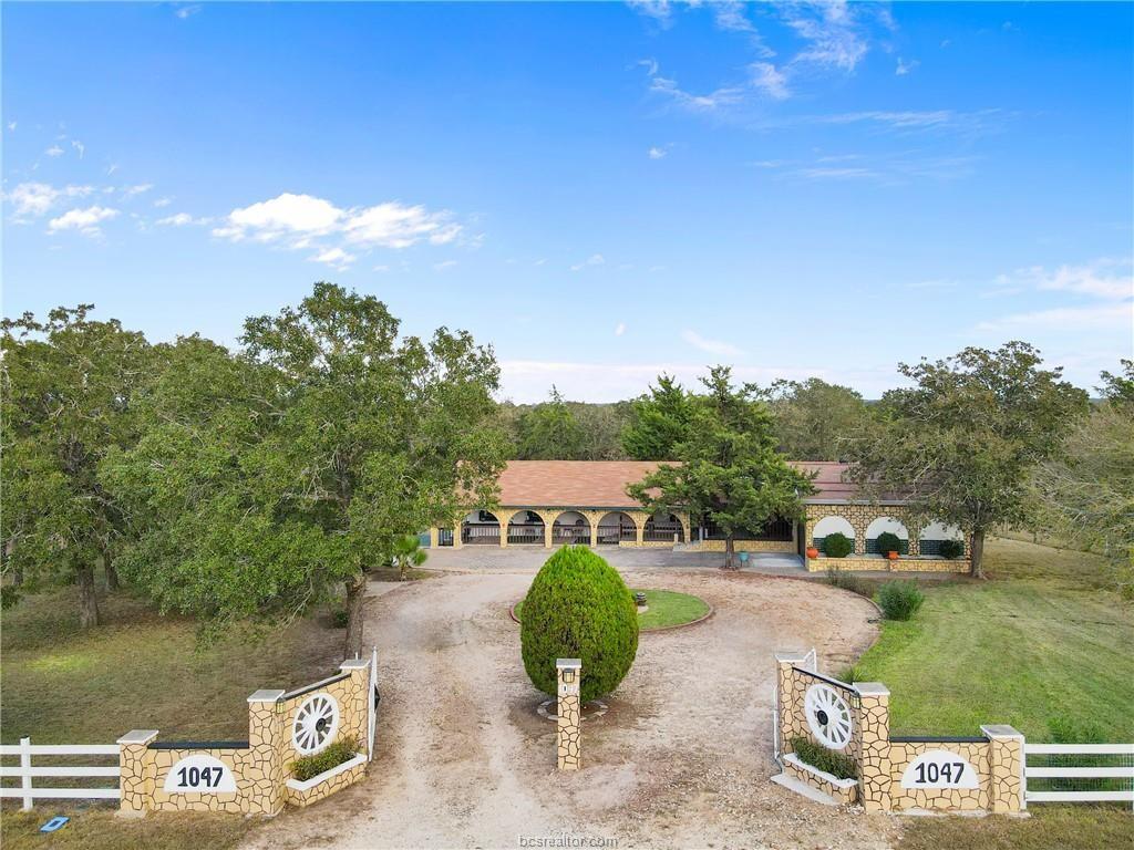 1047 Beaver Creek Drive, Caldwell, Texas image 1