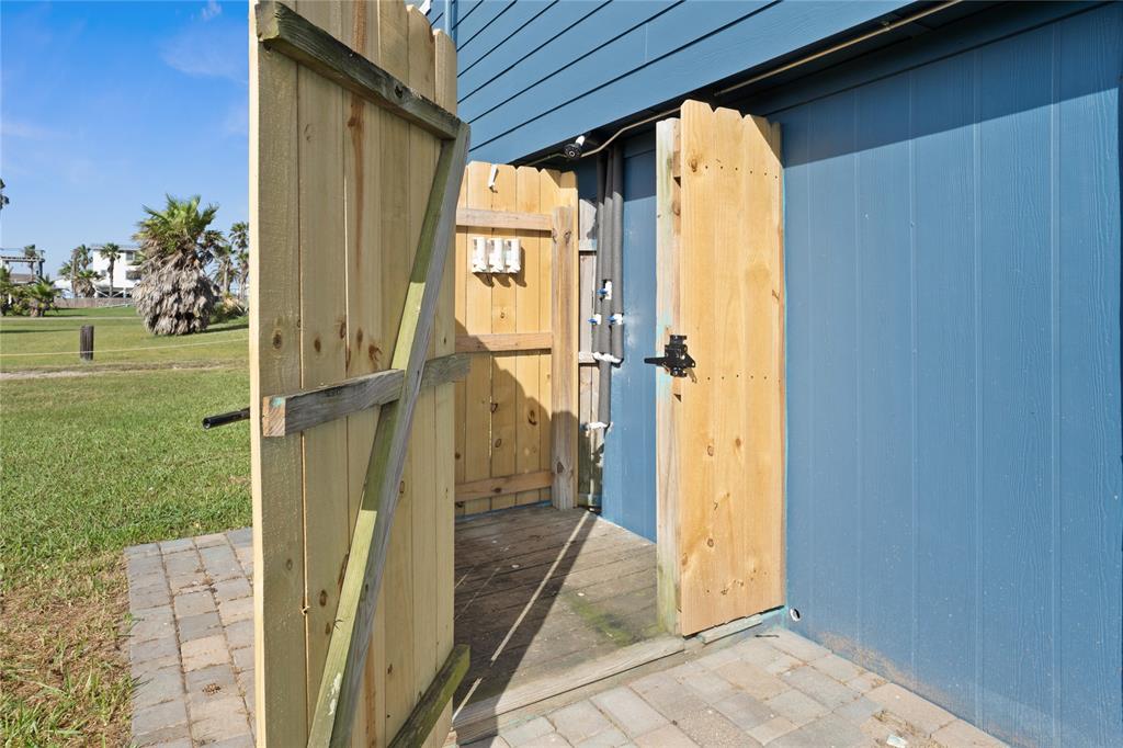 512 Surf Drive, Freeport, Texas image 5