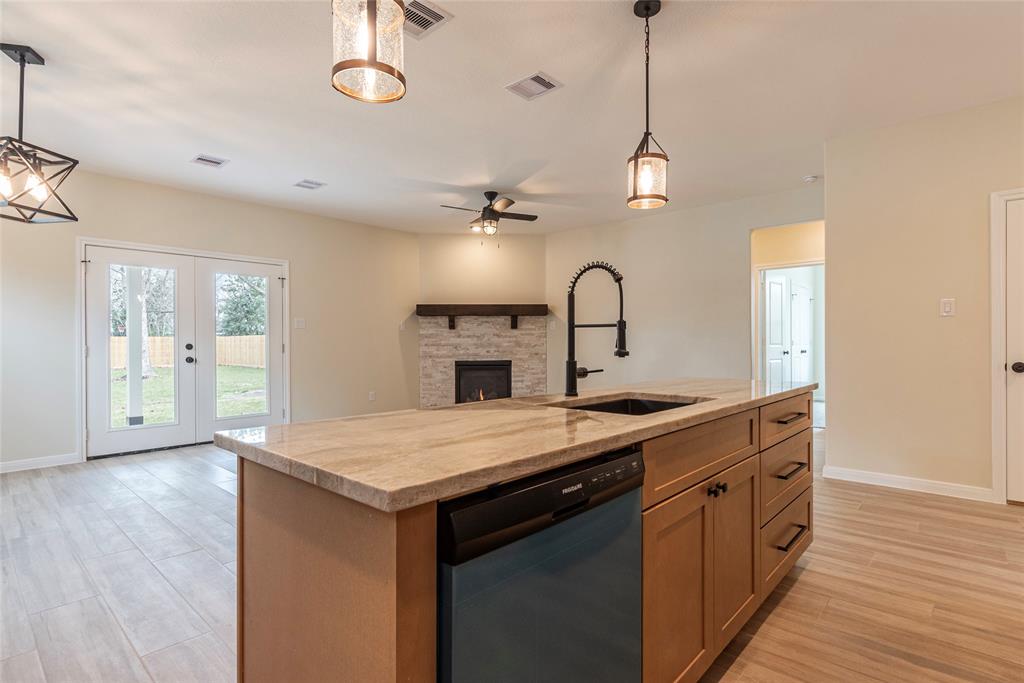 217 E Southland Avenue, Alvin, Texas image 12