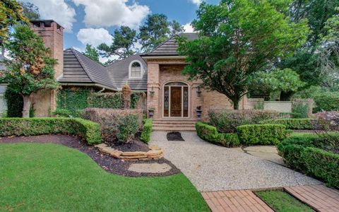 Single Family Residence in Houston TX 5702 Willow Walk Street 1.jpg