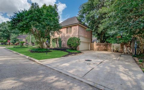 Single Family Residence in Houston TX 5702 Willow Walk Street 3.jpg