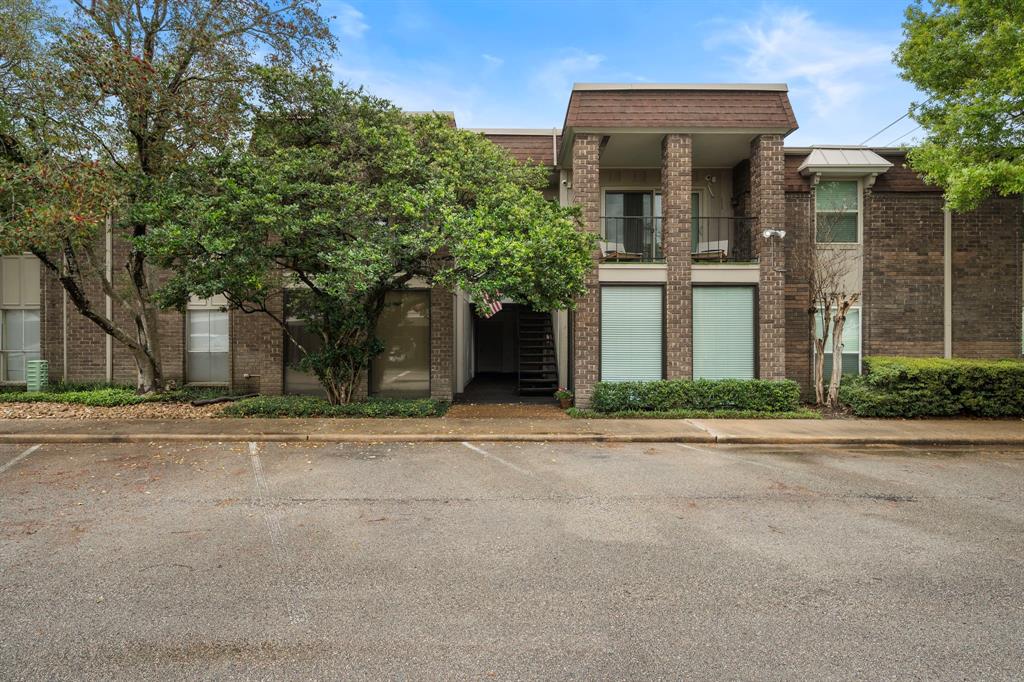 7575 Katy Freeway 4