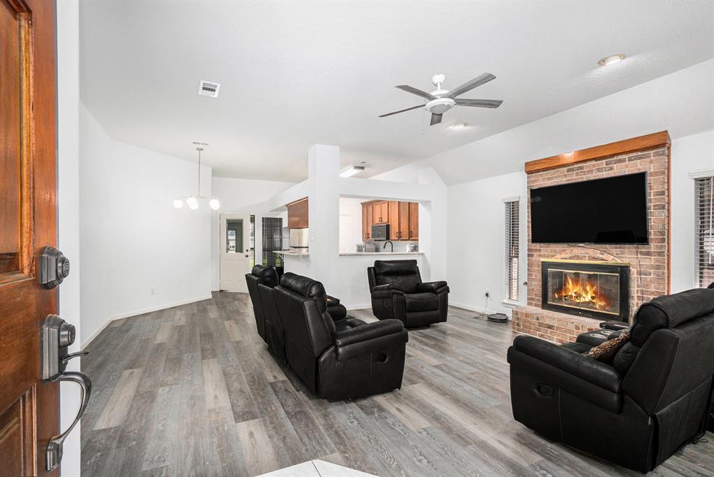 39 Alexander Court, Angleton, Texas image 5