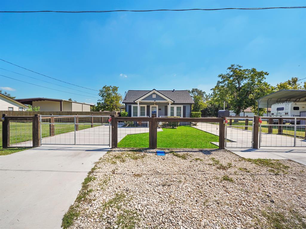 307 S 5th Street, Highlands, Texas image 1