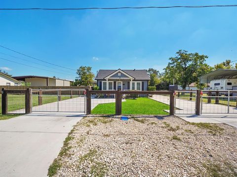 307 S 5th Street Highlands TX 77562