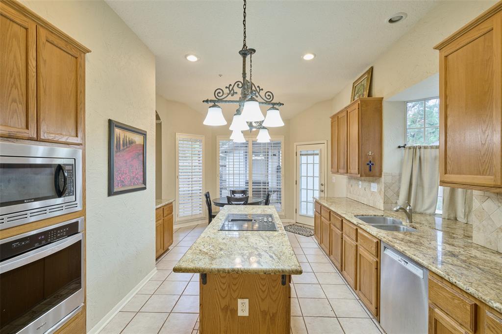 98 E Amberglow Circle, The Woodlands, Texas image 15