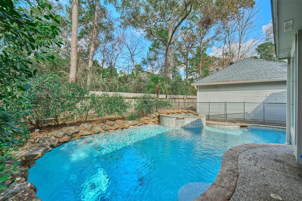 98 E Amberglow Circle, The Woodlands, Texas image 31